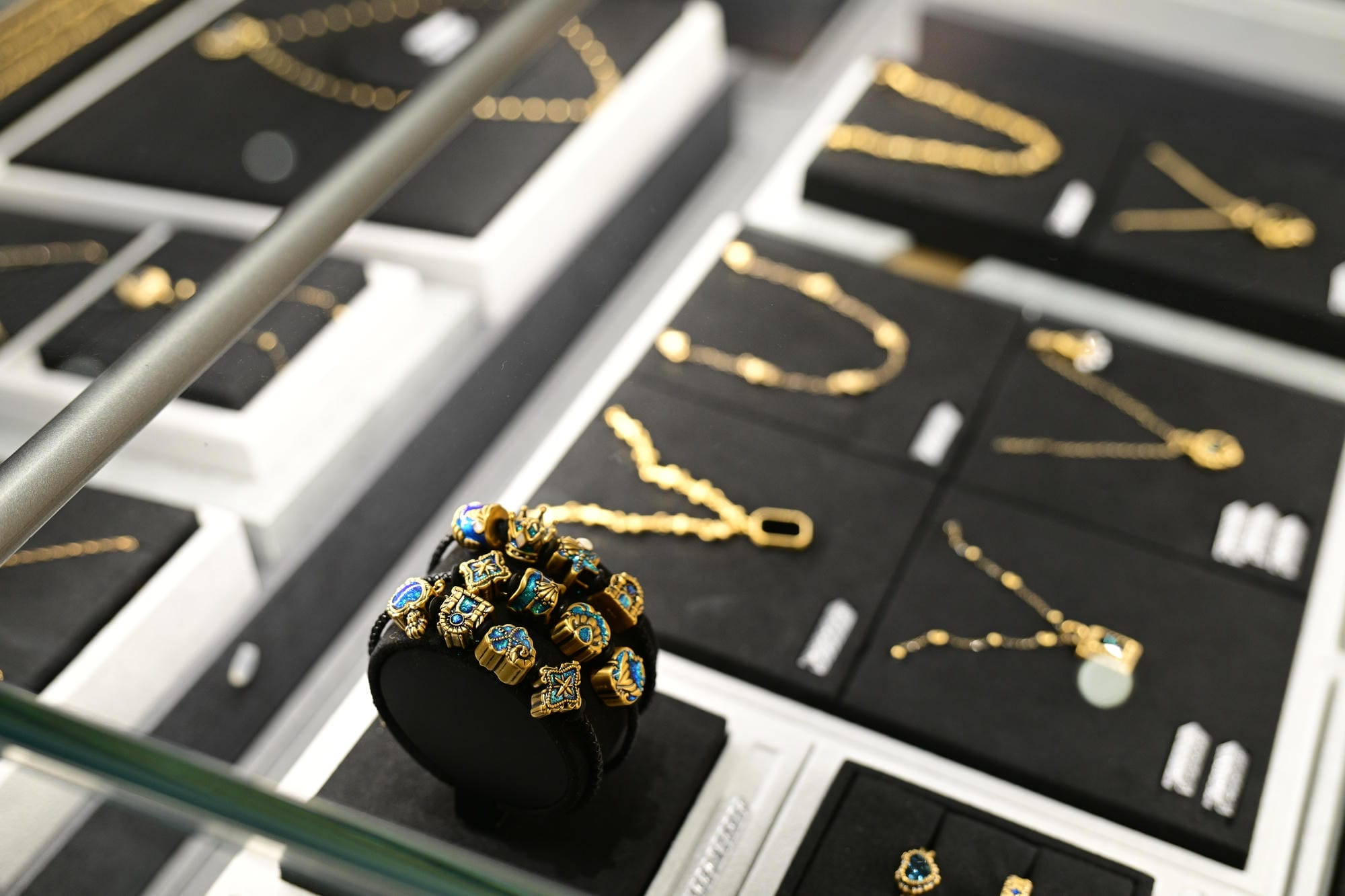 合肥银泰in77独白MONOLOGUE珠宝照明案例