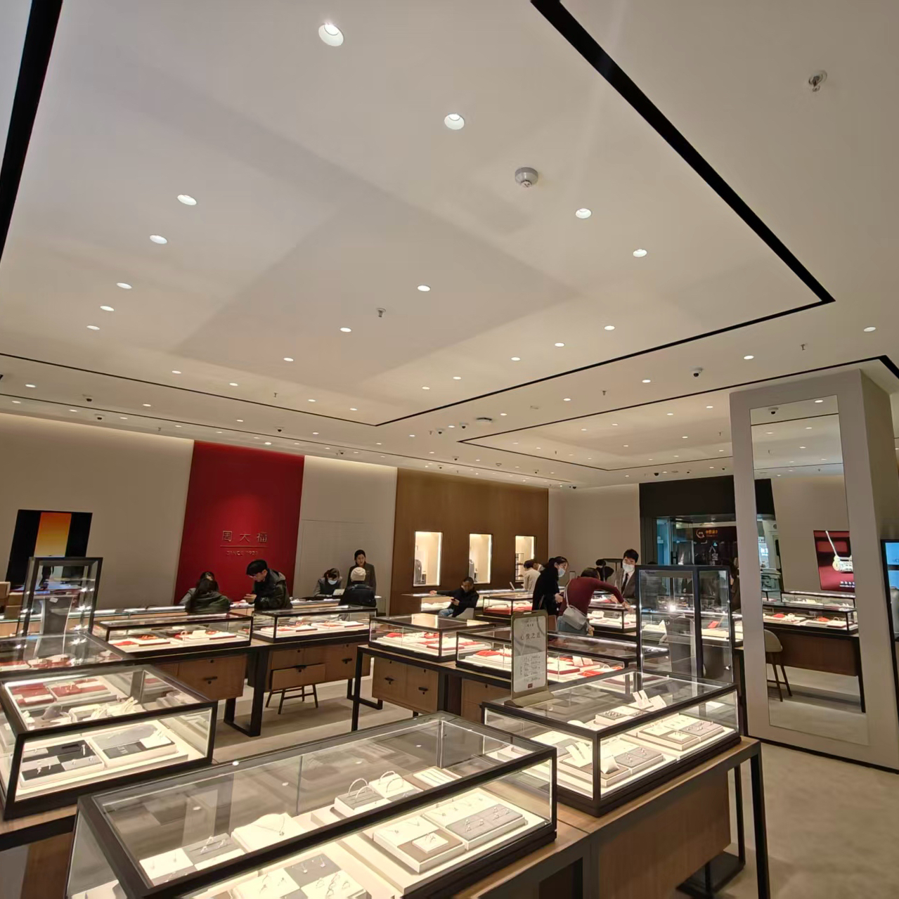 一家珠宝店真要装这么多射灯吗？